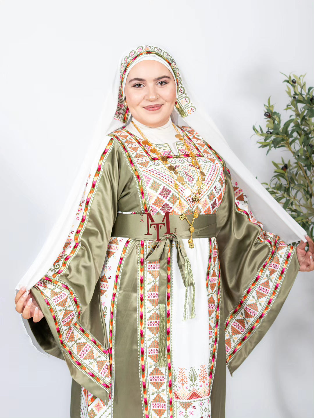 palestinian dress Ella Thobe – Green & White Diamond Full Tatreez with Veil Size:19–19.5 Neck – 36/37 Sleeve A feminine piece Sunkissed Tiered Midi Dress: NEW SALES 5.30
